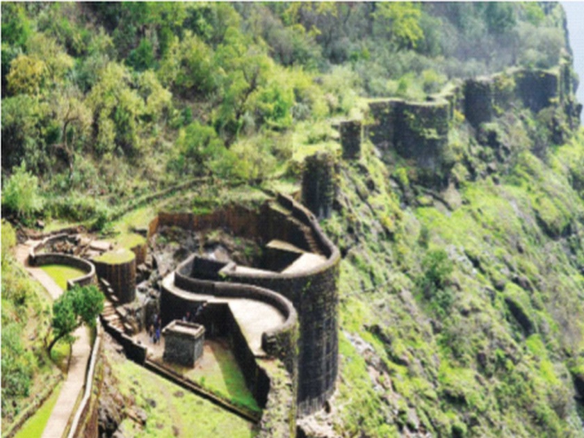 Raigad' fort condition Archaeology Department takes responsibility; Displeasure from Shiva lovers | ‘रायगडा’वर दुरवस्था, पुरातत्त्व विभागाने जबाबदारी झटकली; शिवप्रेमींकडून नाराजी