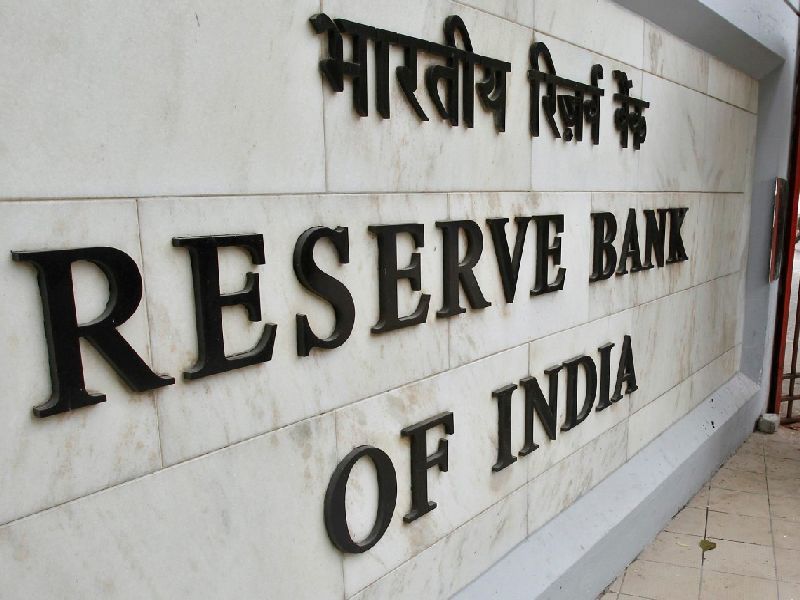 linking aadhaar to bank accounts is mandatory rbi | बँक खात्याशी आधार कार्ड जोडणं आवश्यक - आरबीआय