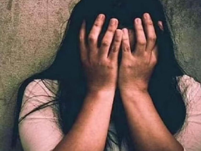 a woman was tortured to withdraw the complaint given by the girl to the police in solapur | मुलीनं पोलिसात दिलेली तक्रार मागे घेण्यासाठी महिलेवर अत्याचार