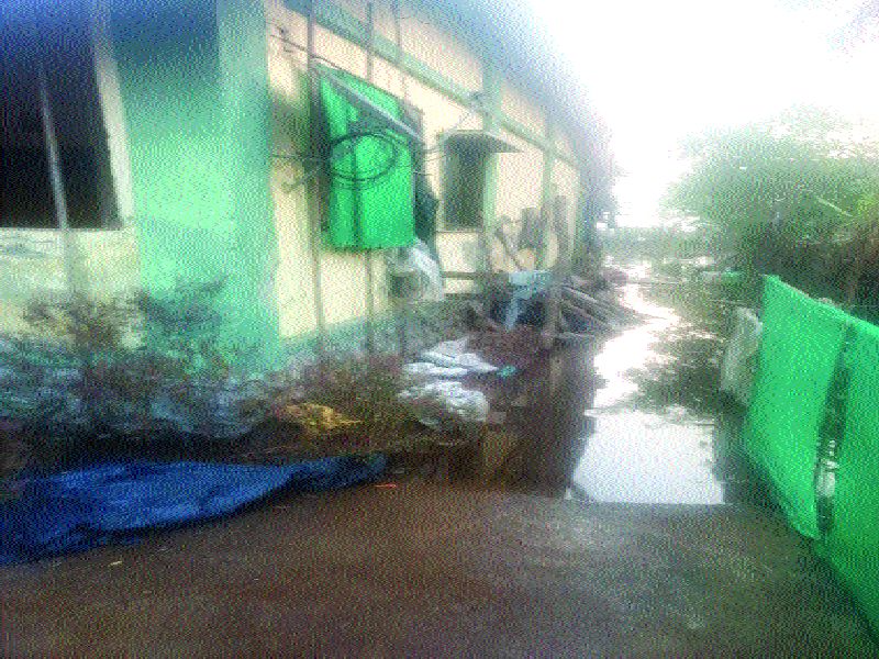  In the village of Dhirend-Shahapur, the water of the uppermost water reached, the work of loss panchnamas started | उधाणाचे पाणी पोहोचले धेरंड-शहापूर गावांत, नुकसानी पंचनाम्यांचे काम सुरू