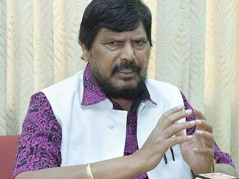 'Naxalite should not politics of attack, it is wrong to ask Chief Minister resignation', Ramdas athavale says in mumbai | 'नक्षली हल्ल्याचं राजकारण करू नका, मुख्यमंत्र्यांचा राजीनामा मागणं चुकीचं' 