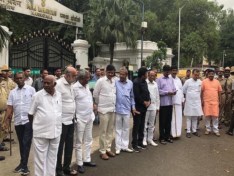 Karnataka crisis: The Supreme Court said, we will consider the issue on Tuesday. | कर्नाटकातील सत्तासंघर्ष कायम, बंडखोरांच्या राजीनाम्यावर मंगळवारी होणार सुनावणी