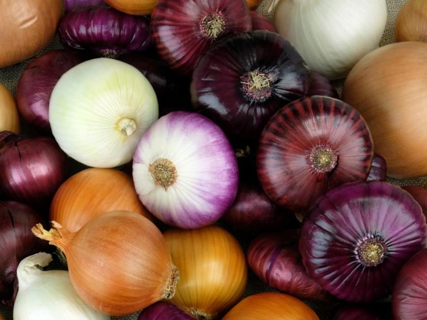 Onion in Mumbai 5 rupees kg | मुंबईत कांदा रडवू लागला; ३५ रुपये किलोने विक्री
