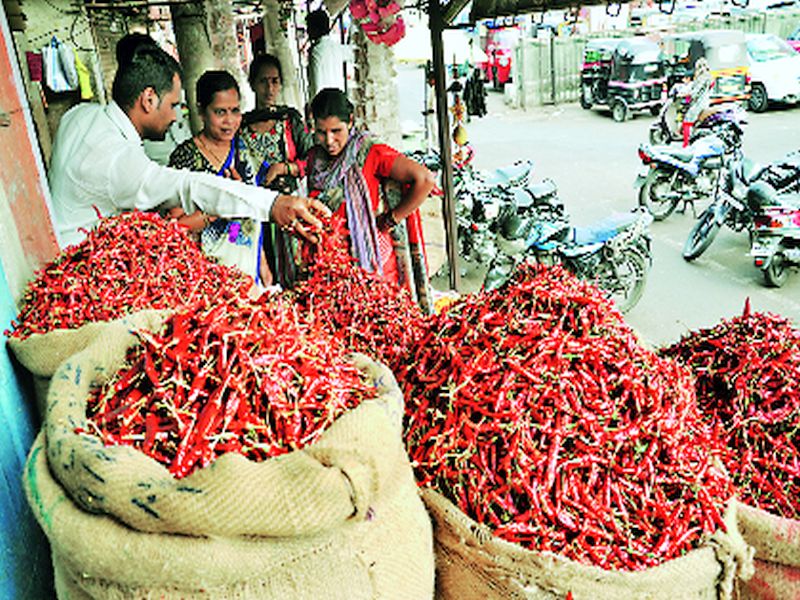 Inflation of inflation by red pepper | लाल मिरचीला महागाईची फोडणी