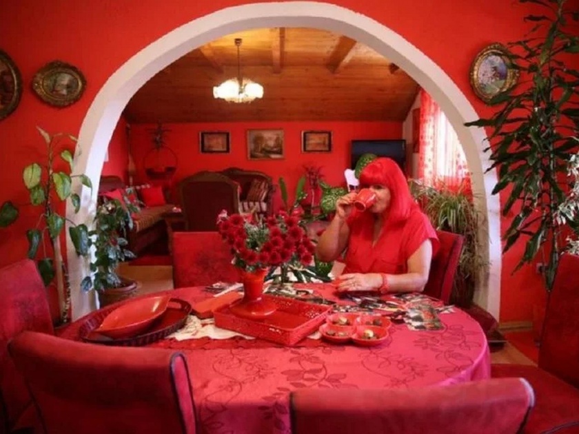 Red lady of Bosnia Zorica Rebernik loves red colour a lot | लोक हिला म्हणतात 'लालपरी', केसांपासून घरातील प्रत्येक वस्तू आहे लाल रंगाची!