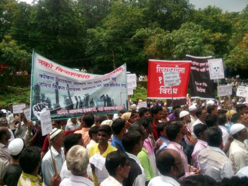 Mahamarcha on Tehsildar's office against 'Refinery' project in Rajapura | राजापुरातील ‘रिफायनरी’ प्रकल्पाविरोधात ग्रामस्थ आक्रमक, तहसिलदार कार्यालयावर काढला महामोर्चा