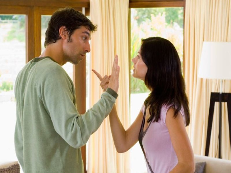 Fighting Is Better Then Being Silent In Relationship Study Says | नात्यामध्ये अबोला धरण्याऐवजी एकमेकांशी भांडा - रिसर्च