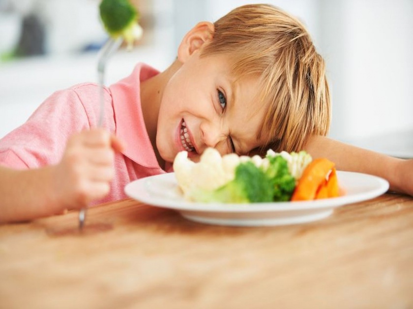 Tricks to make your picky eater kids take interest in food | मुलं जेवणापासून दूर पळतात का?; त्यांना अशी लावा गोडी