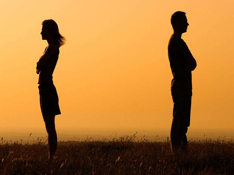 5 Reasons why your partner is drifting away | नातं अडचणीत आल्याचे संकेत आहेत पार्टनरमधील 'हे' ५ बदल!