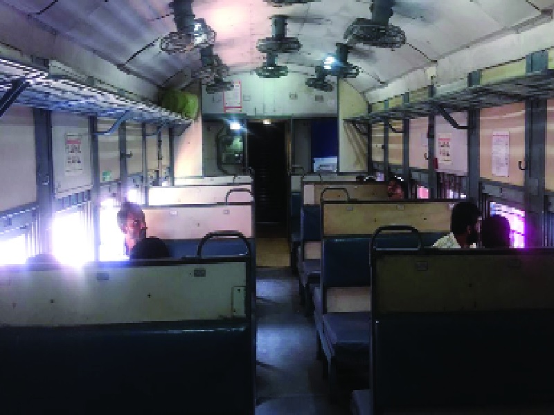 Nanded reserved train coaches are empty | नांदेडमध्ये आरक्षित रेल्वेचे डबे रिकामेच