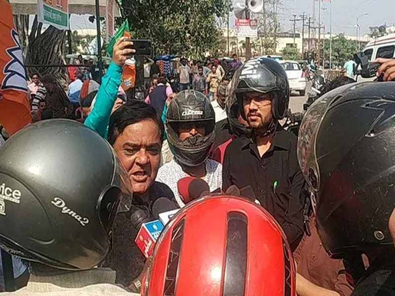 raipur journalists wear helmets during coverage of bjp programs | ...म्हणून भाजपाच्या कार्यक्रमाला हेल्मेट घालून गेले पत्रकार