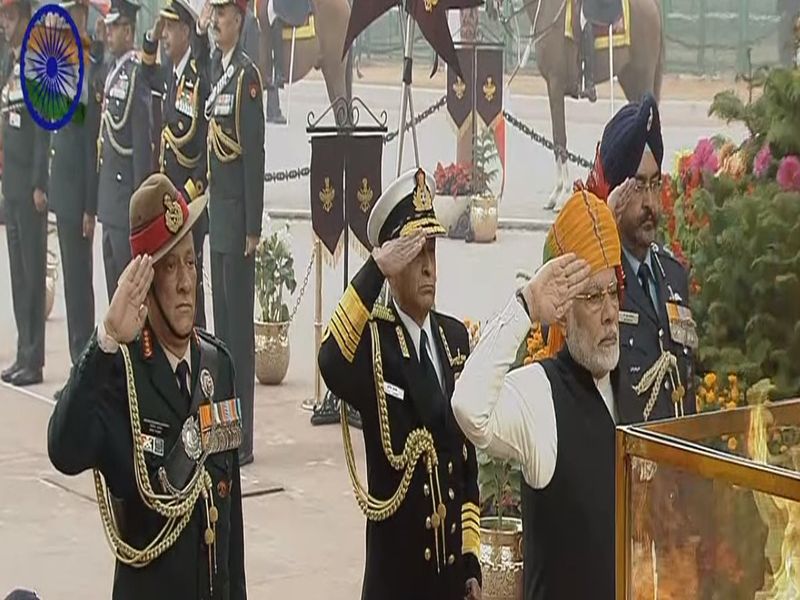Republic Day 2018: 69th Republic Day parade 2018 PM Narendra Modi Rajpath Delhi Army Navy Airforce | Republic Day 2018 : पंतप्रधान नरेंद्र मोदी यांनी अमर ज्योती येथे शहिदांना अर्पण केली श्रद्धांजली