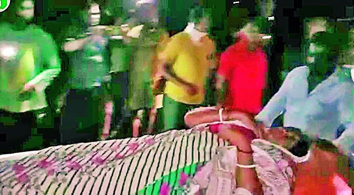 the sick woman was brought to hospital at 1 am in midnight, she was brought to Nandgaon Pode by the motor boat of the rescue team | जणू देवदूतच आले तिच्यासाठी धावून! मध्यरात्री पार पाडले रेस्क्यू ऑपरेशन