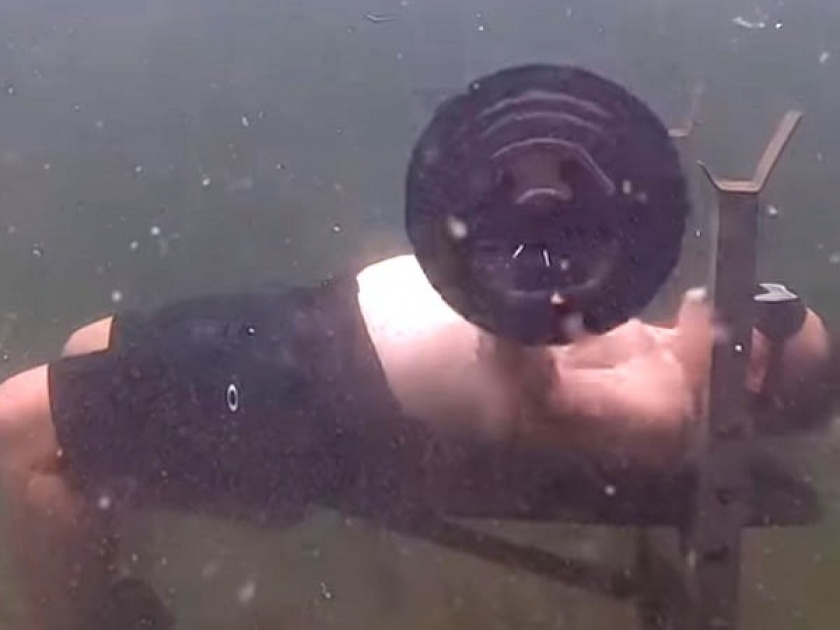 Man breaks guinness record by bench pressing 62 times under water with 50kg barbell api | बाबो! 'त्याने' पाण्यात असा केला कारनामा जो भलेभले बाहेर करू शकत नाहीत, गिनीज बुकात झाली नोंद!