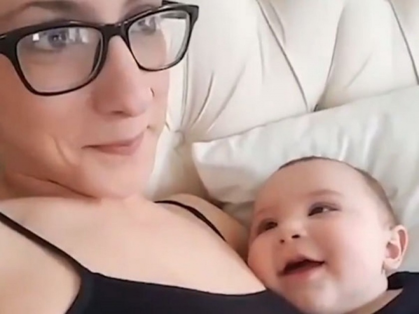 Viral Video : Cute baby looking at mom will win your heart api | Video : Cute बाळ आईकडे असं बघतंय की त्याला बघून तुमच्या चेहऱ्यावर हसू फुलेल!