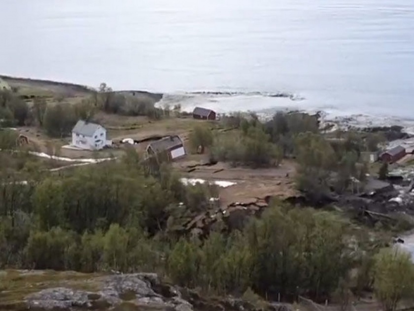 Viral video : Landslide in arctic Norway sweeps 8 homes into the sea | धक्कादायक व्हिडीओ : 8 घरे समुद्रात कागदाप्रमाणे गेली वाहून, वाचला केवळ एक कुत्रा....