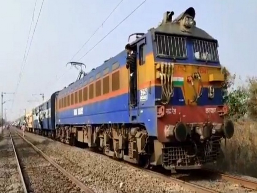 Andhra Pradesh Indian railway loco pilot save life youth suicide | पटरीवर आत्महत्या करण्यासाठी झोपला होता तरूण, ड्रायव्हरने रेल्वेतून उडी घेत वाचवला त्याचा जीव!
