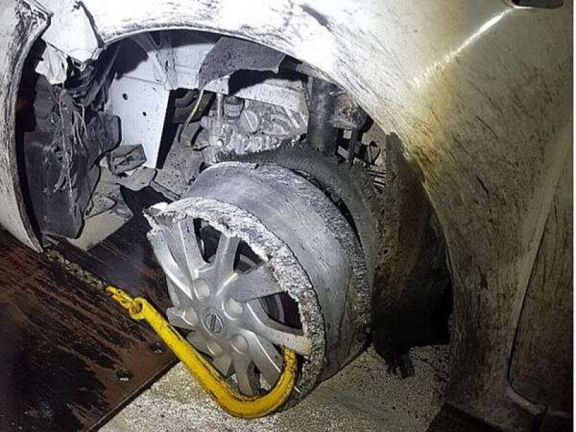 Shocking teen caught driving car on rim | बोंबला! ...म्हणून टायर नसूनही चालवली 'त्याने' कार, कारण ऐकल्यावर हैराण झाले पोलीस!