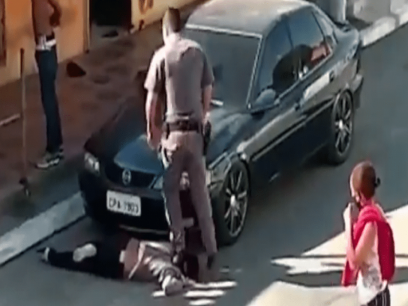 Brazilian police officer stands on 51 year old black womans neck in viral clip | VIDEO: संतापजनक! महिलेच्या मानेवर पाय देऊन उभा राहिला पोलीस, हाडही मोडलं अन् १६ टाके पडले...