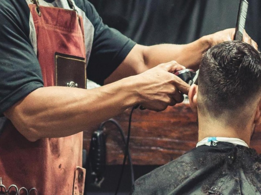UK man fined 7600 dollar for getting haircut during two week self isolation period | बोंबला! सेल्फ क्वारंटाइन असूनही कटींग करायला सलूनमध्ये गेला अन्....