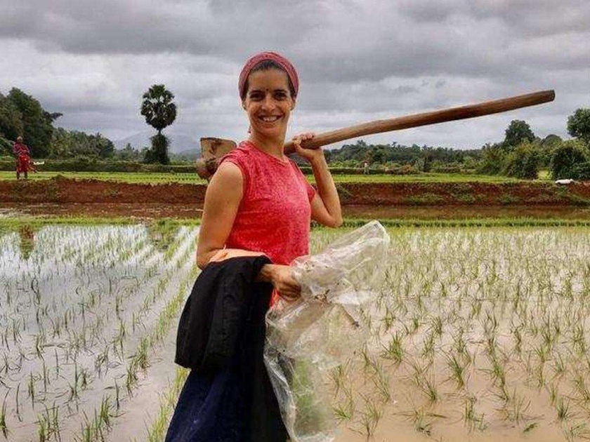Spanish woman stuck in India since lockdown learnt farming and southern language | लॉकडाऊनमुळे भारतात अडकली परदेशी महिला, ३ महिन्यात करू लागली शेती अन् शिकली कन्नड भाषा!