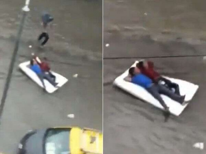 Viral Video : two guys floating on a bed in flooded Mumbai rains | Viral Video : नादखुळा... पाण्यातून वाट काढताना लोकांची हालत; 'ते' दोघं गेले स्टाईलमध्ये तरंगत!