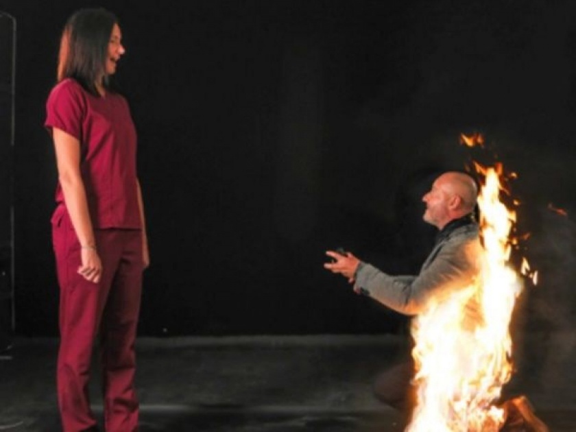 Viral Video : Professional stuntman proposes to his girlfriend while on fire | Viral Video : प्रेमासाठी कायपण! आधी स्वत:ला लावून घेतली आग अन् नंतर गर्लफ्रेन्डला केलं प्रपोज...