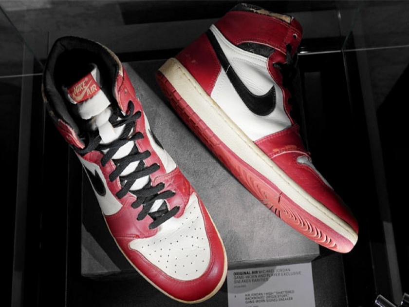 Basketball player Michael Jordan sneakers sold for 615000 US dollar a new record | बाप रे बाप! 35 वर्ष जुन्या शूजला मिळाली ४.६० कोटी रूपये किंमत, आतापर्यंतचे सर्व रेकॉर्ड मोडले!