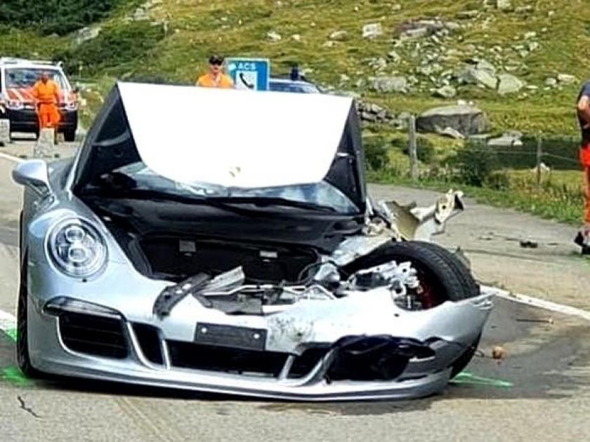 Mercedes Bugatti and Porsche car crash in switzerland causing 4 million dollar in damages | बोंबला! तीन सुपर कार्सची एकमेकात टक्कर, एकूण ३० कोटी रूपयांचं झालं नुकसान!