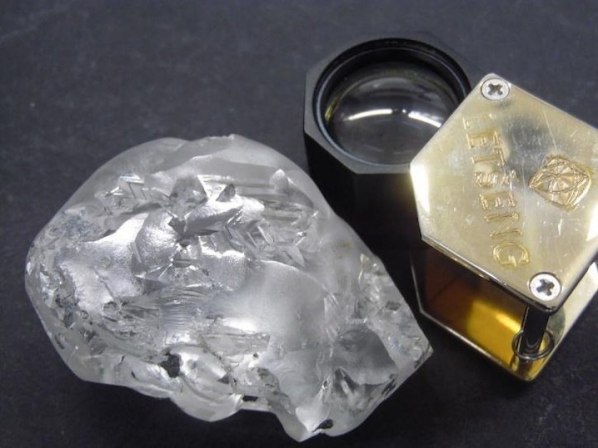 miner digs out 442 carat diamond worth rs 135 crore | बाबो! खोदकामात मजुराला सापडला ४४२ कॅरेटचा हिरा, किंमत वाचून व्हाल अवाक्...