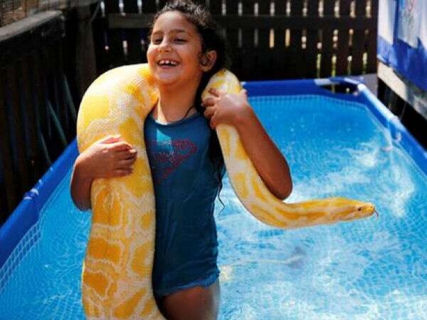 8 year old Israeli girls who takes a 11 foot pet python swimming | VIDEO : बाप रे बाप! या ८ वर्षांच्या मुलीचा 'बेस्ट फ्रेन्ड' आहे ११ फूट लांबीचा अजगर...
