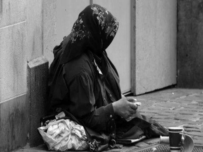 Egypt woman beggar arrested owns five buildings and has 3 million egyptian pounds | बोंबला! रस्त्यावर भीक मागत होती ही महिला, इतक्या कोटींची मालकीण असल्याचा झाला खुलासा...