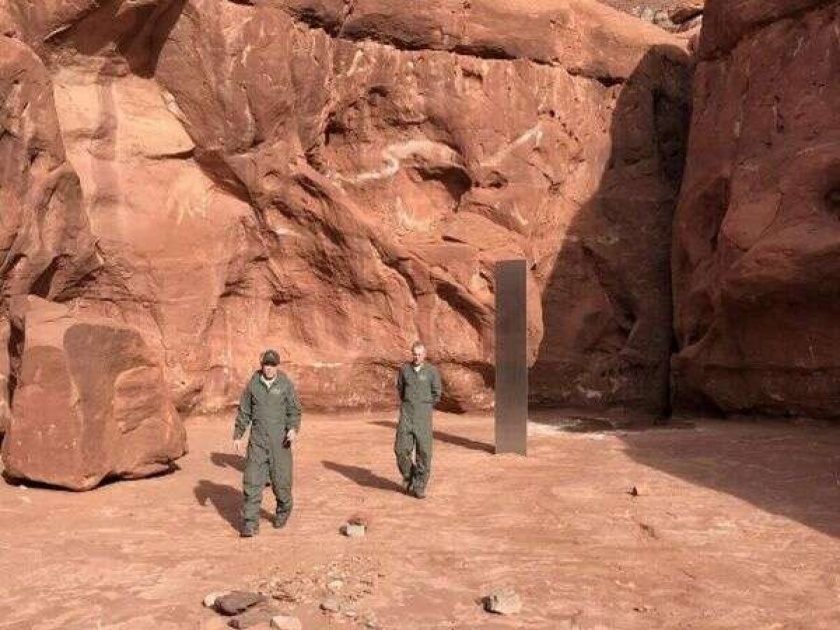 Mysterious metal monolith found in remote utah people are shocked on twitter | काय सांगता! वाळवंटाच्या मधोमध सापडला एक रहस्यमय धातुचा खांब, लोक म्हणतात - हे एलियनचं काम आहे!