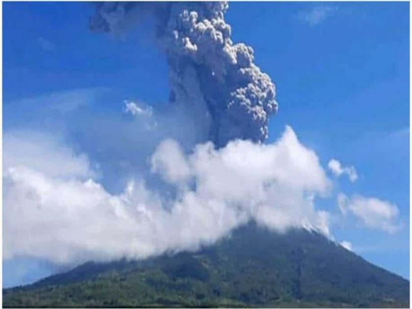 Volcano erupts in Indonesia smoke goes 4 km away | VIDEO : इंडोनेशियामध्ये खतरनाक ज्वालामुखीचा उद्रेक, ४ किलोमीटरपर्यंत आकाशात धुराचे लोळच लोळ....