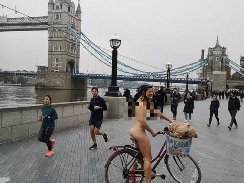 Woman Cycles Naked Around London To Raise Money For Suicide Prevention | लंडनमध्ये निर्वस्त्र होऊन १० मैल सायकल चालवत होती महिला, कारण वाचून तुम्हीही कराल कौतुक!