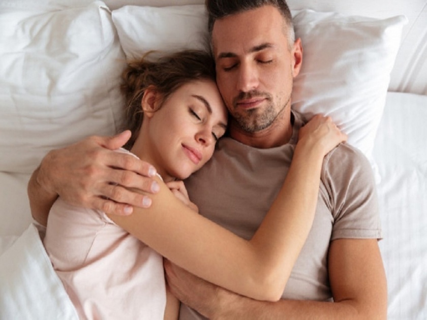 Sleeping pattern says a lot about your love and sex life | झोपण्याच्या पद्धतीचा लव्ह आणि सेक्स लाइफला बसतो फटका, रिसर्चमधून आश्चर्यजनक खुलासा...