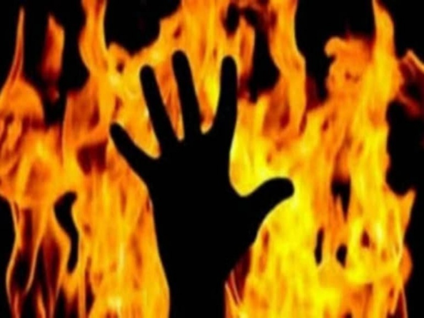 UP man dies after being set on fire by wife and her boyfriend in Kasganj | बॉयफ्रेन्डच्या मदतीने पतीला जिवंत जाळलं, मित्रानेच फोन करून विटांच्या भट्टीवर बोलवलं होतं...