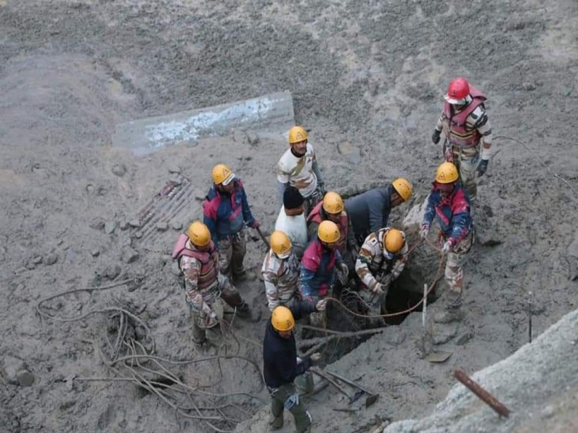 Uttarakhand Disaster : People are sharing video of Jawans and saying thanks to them | Uttarakhand Disaster : बचावकार्यात स्वत:ला झोकून देणाऱ्या जवानांचे व्हिडीओ पाहून ठोकाल त्यांना सलाम!