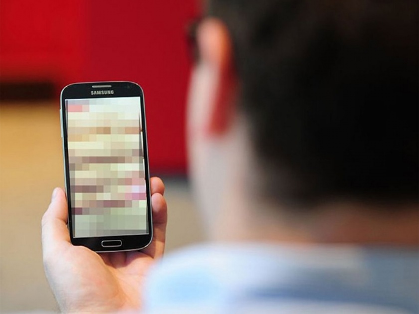 Student secretly recorded obscene video of woman and shared on whatsapp group viral video | विद्यार्थ्याने लपून बनवला महिलेचा अश्लील व्हिडीओ, WhatsApp वरून झाला खुलासा....