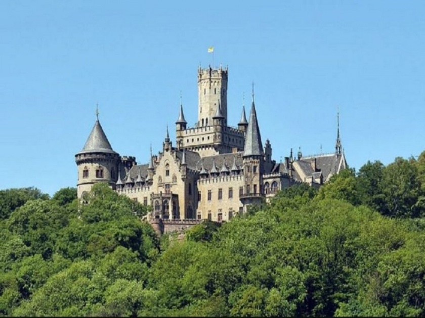 German prince sues ungrateful son for selling family castle worth millions for Rs 87 | बोंबला! केवळ ८७ रूपयात विकला १३५ खोल्यांचा महाल, राजकुमार वडिलांनी मुलावर केली केस....