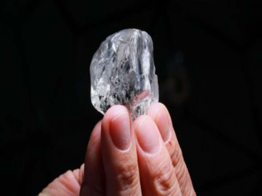 Two diamond found labour price 35 to 45 lakhs Panna Madhya Pradesh | नशीब चमकलं! खोदकाम करताना सापडले दोन किंमती हिरे, मजुरांची आर्थिक परिस्थिती बदलणार...