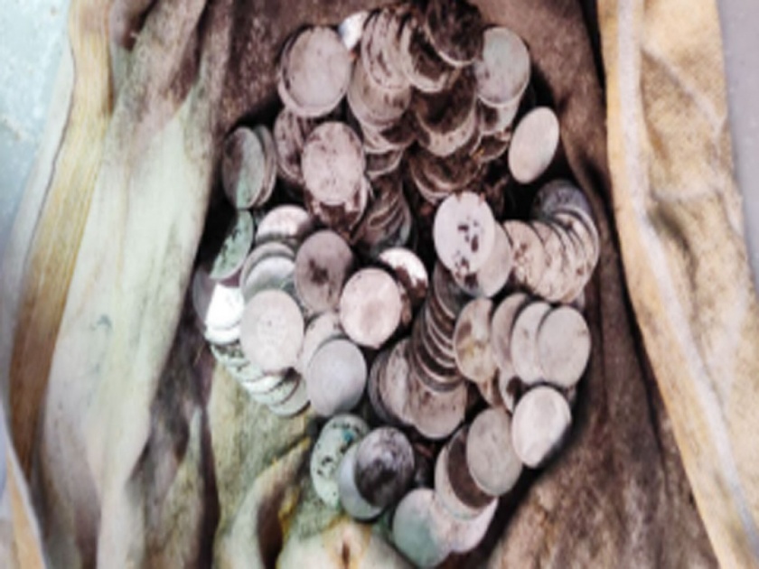 Silver coins found victorian era digging labour brass urn Dholpur Rajathan | खोदकाम करताना सापडली ब्रिटीशकालीन चांदीची नाणी, मजूर नाण्यांचा कलश घेऊन फरार....