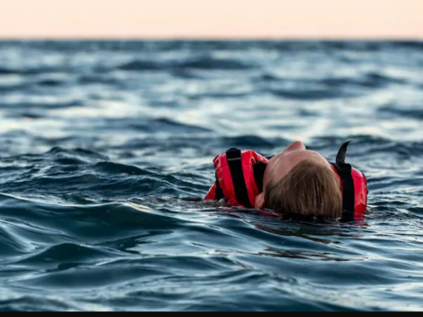 Man survived by hanging on sea rubbish 14 hours | क्या बात! अर्ध्या रात्री जहाजातून समुद्रात पडली एक व्यक्ती, कचऱ्याने वाचवला त्याचा जीव!