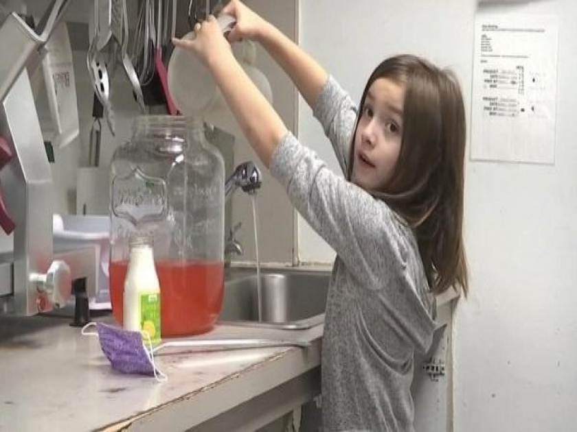 7 yeard old Liza Scott selling lemonade to fund her brain surgery | हिंमतीला सलाम! ७ वर्षांची मुलगी लिंबू पाणी विकून स्वत:च्या सर्जरीसाठी जमा करतेय पैसे!
