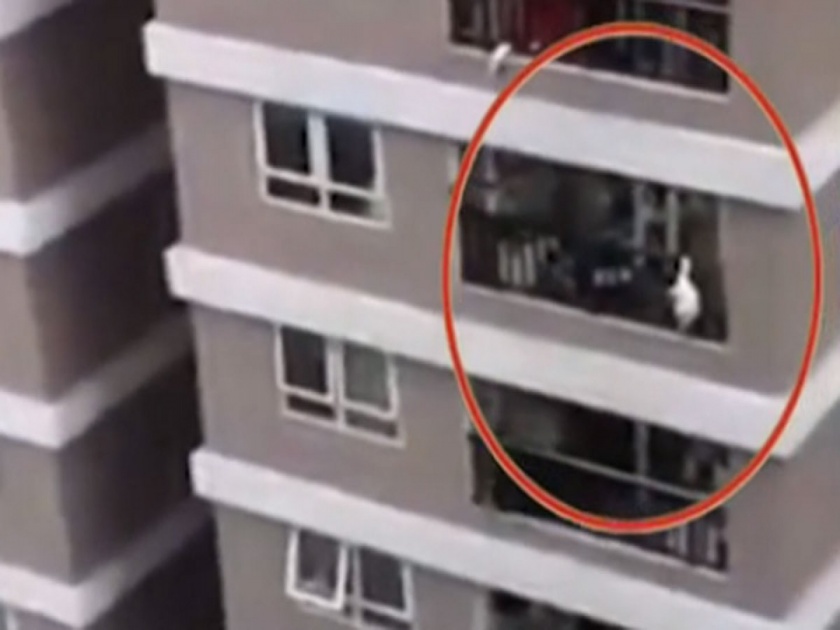 Two year old girl survives fall 12th storey building balcony vietnam delivery driver catches her | VIDEO : सुपरहिरो! १२ व्या मजल्यावरून खाली पडली २ वर्षांची मुलगी, डिलीवरी बॉयने केलं तिला कॅच