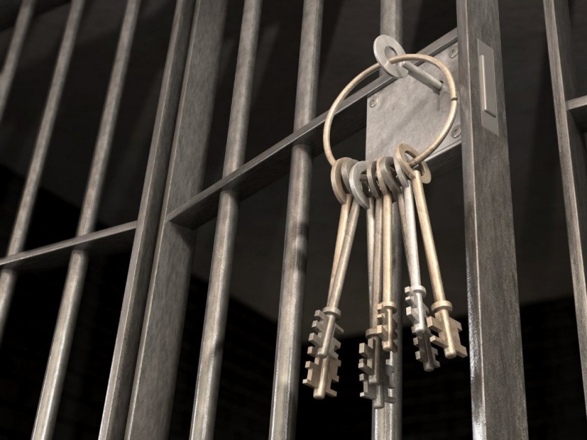 Germany berlin jail changes 600 locks after intern shares picture of keys with friends | बोंबला! इंटर्नने शेअर केला असा सेल्फी की बदलावे लागले तुरूंगातील ६०० पेक्षा जास्त लॉक!