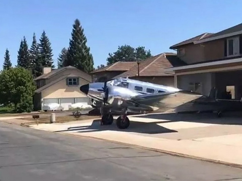 The USA air parks village where residents have planes parked outside their house | अमेरिकेच्या या गावातील प्रत्येक घरासमोर कारऐवजी पार्क असतं एक विमानं!