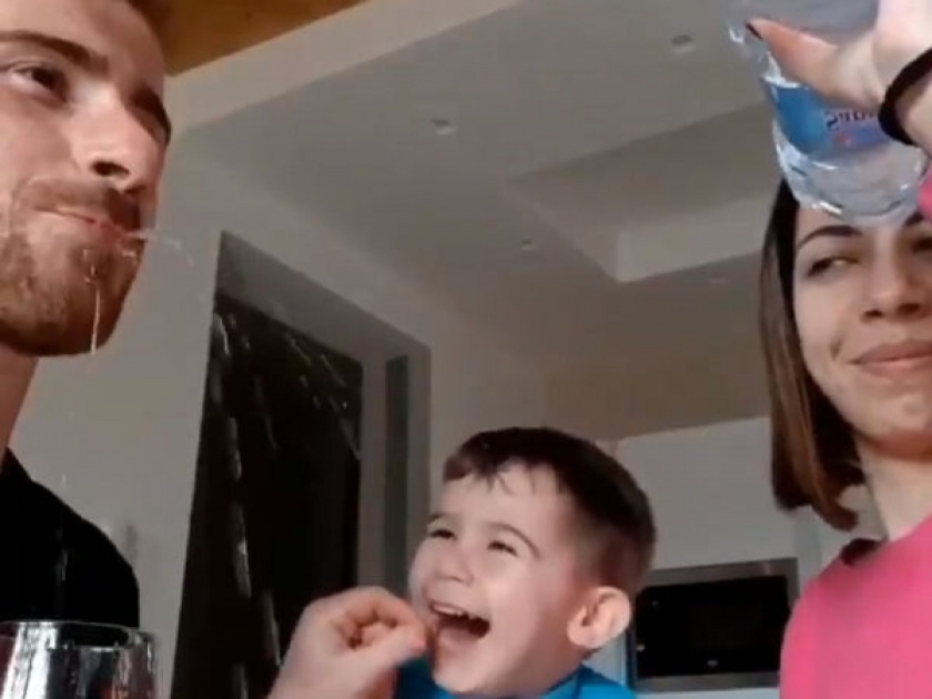 After watching parents water magic trick this kids innocent laughter win people heart viral video | Viral Video : आई-बाबाने चिमुकल्याला दाखवली क्यूट जादू, व्हिडीओला ४० लाख मिळाले व्ह्यूज!
