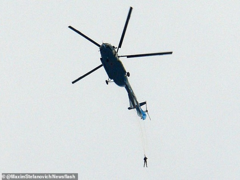 Russia parachutist dangling from helicopter video will shock you | VIDEO : उडी घेताना सैनिकाचं पॅराशूट हेलीकॉप्टरमध्ये अडकलं, नंतर जे झालं ते बघून व्हाल हैराण!
