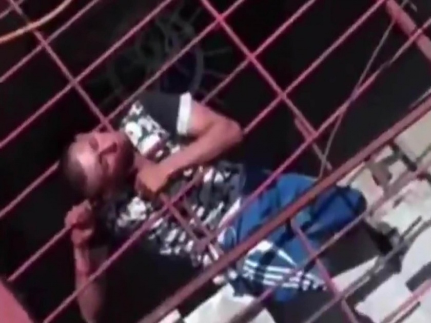 Burglar Mexico head stuck in railings | VIDEO : चोरी करायला गेला अन् ३ तास ग्रीलमध्ये तसाच अडकून राहिला!